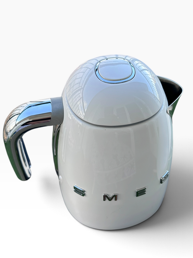 Smeg KLF03WHUK 1.7L Retro Style Electric Kettle with 360° Swivel Base, White - USED